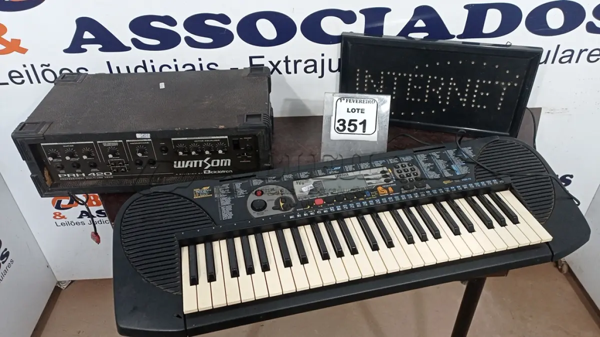 LOTE 351 - 01 TECLADO MUSICAL ELÉTRICO MARCA YAMAHA, 01 CABEÇOTE AMPLIFICADOR MULTIUSO WATTSOM MARCA CICLOTRON E 01 LETREIRO LUMINOSO. (NO ESTADO) ATENÇÃO! FAZER A VISITAÇÃO ANTES DE ARREMATAR, NÃO SABEMOS SE FUNCIONA, LEILÃO NÃO TEM GARANTIA E NEM DEVOLUÇÃO, SUJEITO A POSSÍVEIS AVARIAS VISÍVEIS/OCULTAS E/OU AUSÊNCIA DE COMPONENTES.