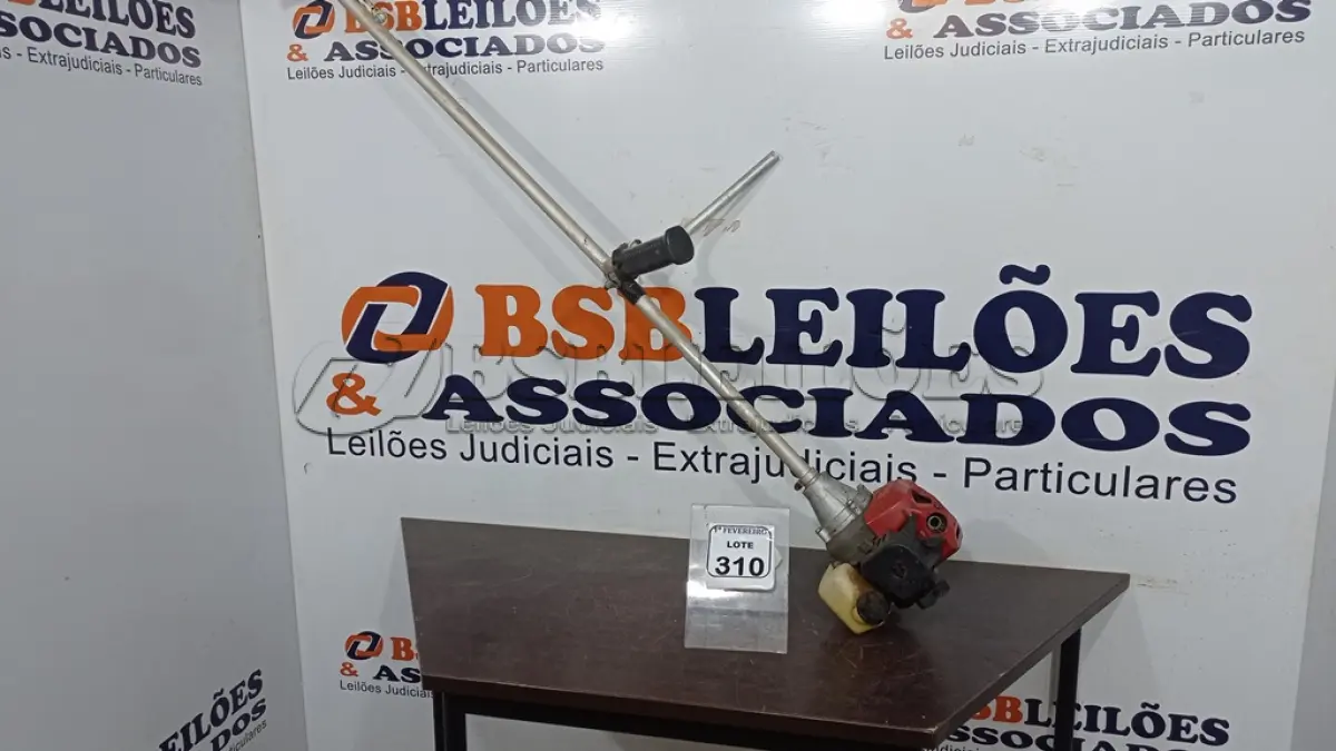 LOTE 310 - 01 ROÇADEIRA A GASOLINA INCOMPLETO. (NO ESTADO) ATENÇÃO! FAZER A VISITAÇÃO ANTES DE ARREMATAR, NÃO SABEMOS SE FUNCIONA, LEILÃO NÃO TEM GARANTIA E NEM DEVOLUÇÃO, SUJEITO A POSSÍVEIS AVARIAS VISÍVEIS/OCULTAS E/OU AUSÊNCIA DE COMPONENTES.
