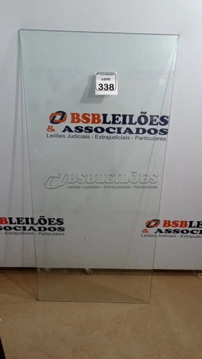 LOTE 338 - 01 VIDRO DE MESA DE1,50 X 0,70. (NO ESTADO) ATENÇÃO! FAZER A VISITAÇÃO ANTES DE ARREMATAR, NÃO SABEMOS SE FUNCIONA, LEILÃO NÃO TEM GARANTIA E NEM DEVOLUÇÃO, SUJEITO A POSSÍVEIS AVARIAS VISÍVEIS/OCULTAS E/OU AUSÊNCIA DE COMPONENTES.