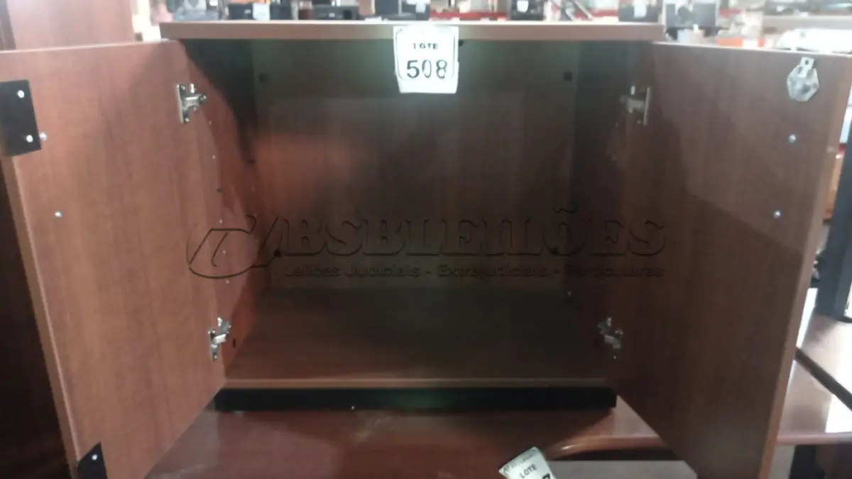 LOTE 508 - 01 ARMÁRIO BAIXO EM MADEIRA COM 02 PORTAS. (NO ESTADO) ATENÇÃO! FAZER A VISITAÇÃO ANTES DE ARREMATAR, NÃO SABEMOS SE FUNCIONA, LEILÃO NÃO TEM GARANTIA E NEM DEVOLUÇÃO, SUJEITO A POSSÍVEIS AVARIAS VISÍVEIS/OCULTAS E/OU AUSÊNCIA DE COMPONENTES.