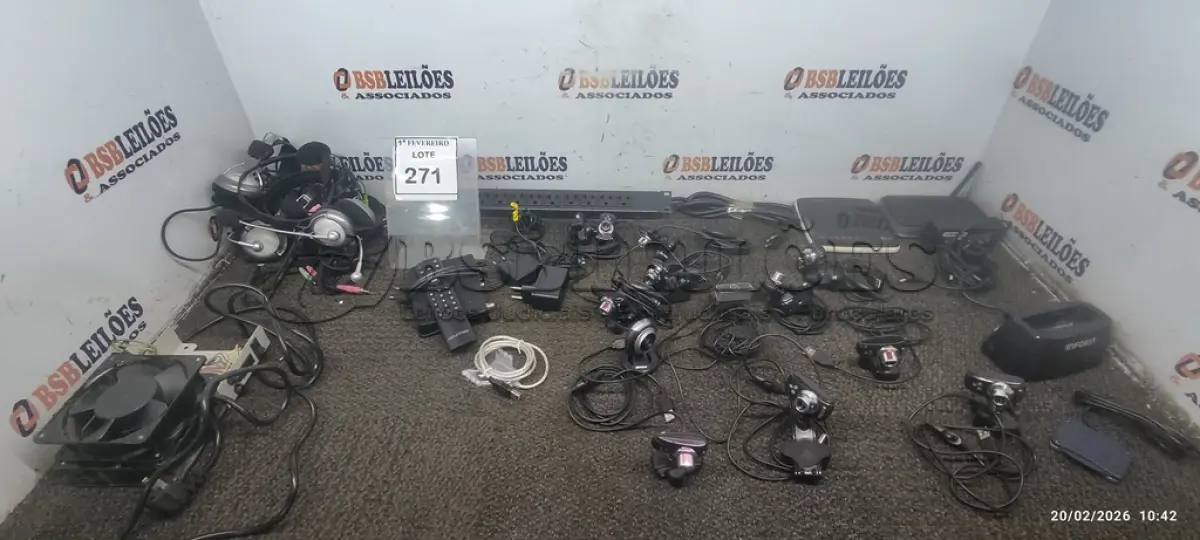LOTE 271 - 01 LOTE COM VÁRIOS HEADPHONES, ROTEADORES E ELETRÔNICOS DIVERSOS. (NO ESTADO) ATENÇÃO! FAZER A VISITAÇÃO ANTES DE ARREMATAR, NÃO SABEMOS SE FUNCIONA, LEILÃO NÃO TEM GARANTIA E NEM DEVOLUÇÃO, SUJEITO A POSSÍVEIS AVARIAS VISÍVEIS/OCULTAS E/OU AUSÊNCIA DE COMPONENTES.