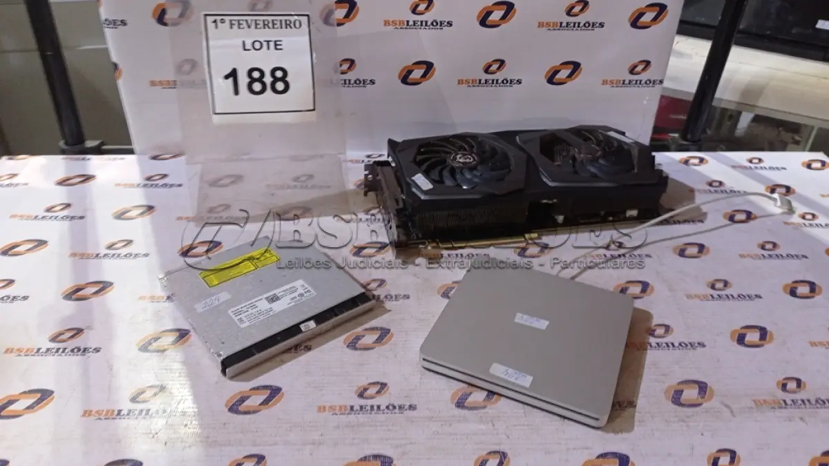 LOTE 188 - 01 PLACA DE VÍDEO MARCA GEFORCE RTX, 01 APPLE USB SUPERDRIVE E 01 DRIVE DE DVD/CD INTERNO. (NO ESTADO) ATENÇÃO! FAZER A VISITAÇÃO ANTES DE ARREMATAR, NÃO SABEMOS SE FUNCIONA, LEILÃO NÃO TEM GARANTIA E NEM DEVOLUÇÃO, SUJEITO A POSSÍVEIS AVARIAS VISÍVEIS/OCULTAS E/OU AUSÊNCIA DE COMPONENTES.