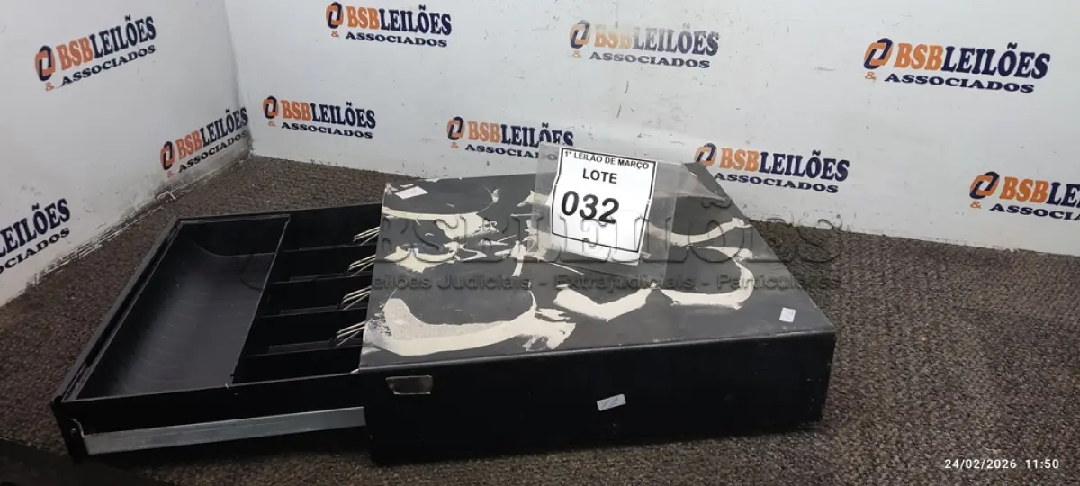 LOTE 032 - 01 GAVETA DE DINHEIRO MARCA BEMATECH. (NO ESTADO) ATENÇÃO! FAZER A VISITAÇÃO ANTES DE ARREMATAR, NÃO SABEMOS SE FUNCIONA, LEILÃO NÃO TEM GARANTIA E NEM DEVOLUÇÃO, SUJEITO A POSSÍVEIS AVARIAS VISÍVEIS/OCULTAS E/OU AUSÊNCIA DE COMPONENTES.
