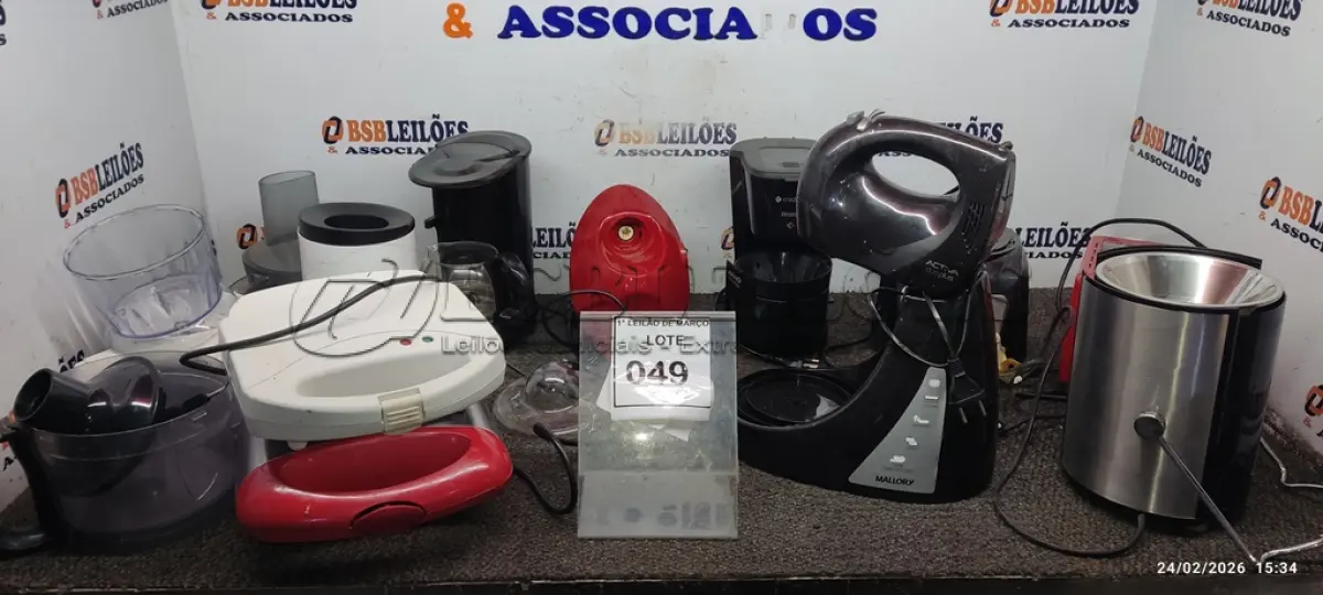 LOTE 049 - 02 SANDUICHEIRAS ELÉTRICAS, 01 TORRADEIRA, 02 CAFETEIRAS, 01 MÁQUINA DE FAZER SUCO, 01 BATEDEIRA INCOMPLETAS E VÁRIOS ACESSÓRIOS DE ELETRODOMÉSTICOS DIVERSOS. (NO ESTADO) ATENÇÃO! FAZER A VISITAÇÃO ANTES DE ARREMATAR, NÃO SABEMOS SE FUNCIONA, LEILÃO NÃO TEM GARANTIA E NEM DEVOLUÇÃO, SUJEITO A POSSÍVEIS AVARIAS VISÍVEIS/OCULTAS E/OU AUSÊNCIA DE COMPONENTES.