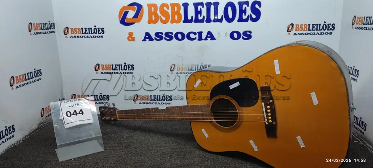 LOTE 044 - 01 VIOLÃO MARCA EL DEGAS. (NO ESTADO) ATENÇÃO! FAZER A VISITAÇÃO ANTES DE ARREMATAR, NÃO SABEMOS SE FUNCIONA, LEILÃO NÃO TEM GARANTIA E NEM DEVOLUÇÃO, SUJEITO A POSSÍVEIS AVARIAS VISÍVEIS/OCULTAS E/OU AUSÊNCIA DE COMPONENTES.