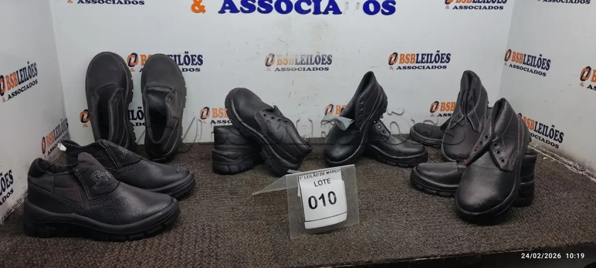 LOTE 010 - 06 PARES DE BOTAS E.P.I TAMANHOS DE 36 A 41. (NO ESTADO) ATENÇÃO! FAZER A VISITAÇÃO ANTES DE ARREMATAR, NÃO SABEMOS SE FUNCIONA, LEILÃO NÃO TEM GARANTIA E NEM DEVOLUÇÃO, SUJEITO A POSSÍVEIS AVARIAS VISÍVEIS/OCULTAS E/OU AUSÊNCIA DE COMPONENTES.