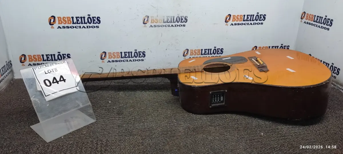 LOTE 044 - 01 VIOLÃO MARCA EL DEGAS. (NO ESTADO) ATENÇÃO! FAZER A VISITAÇÃO ANTES DE ARREMATAR, NÃO SABEMOS SE FUNCIONA, LEILÃO NÃO TEM GARANTIA E NEM DEVOLUÇÃO, SUJEITO A POSSÍVEIS AVARIAS VISÍVEIS/OCULTAS E/OU AUSÊNCIA DE COMPONENTES.