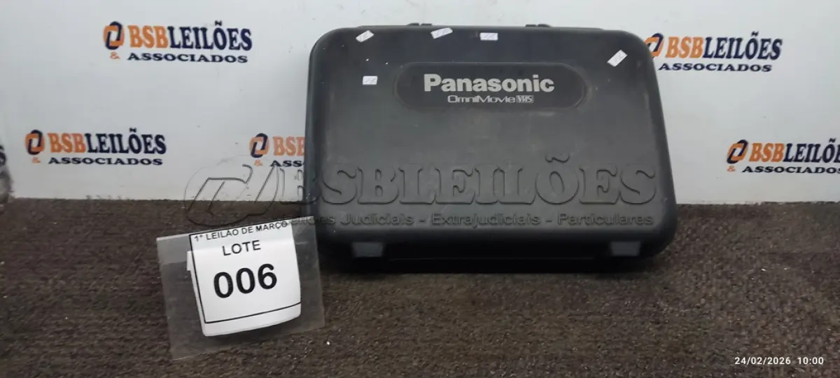 LOTE 006 - 01 FILMADORA VINTAGE COM CASE MODELO OMNIMOVIE VHS MARCA PANASONIC. (NO ESTADO) ATENÇÃO! FAZER A VISITAÇÃO ANTES DE ARREMATAR, NÃO SABEMOS SE FUNCIONA, LEILÃO NÃO TEM GARANTIA E NEM DEVOLUÇÃO, SUJEITO A POSSÍVEIS AVARIAS VISÍVEIS/OCULTAS E/OU AUSÊNCIA DE COMPONENTES.