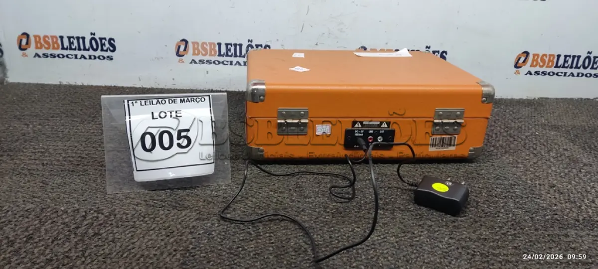 LOTE 005 - 01 VITROLA TOCA DISCOS PORTÁTIL MARCA RAVEO. (NO ESTADO) ATENÇÃO! FAZER A VISITAÇÃO ANTES DE ARREMATAR, NÃO SABEMOS SE FUNCIONA, LEILÃO NÃO TEM GARANTIA E NEM DEVOLUÇÃO, SUJEITO A POSSÍVEIS AVARIAS VISÍVEIS/OCULTAS E/OU AUSÊNCIA DE COMPONENTES.