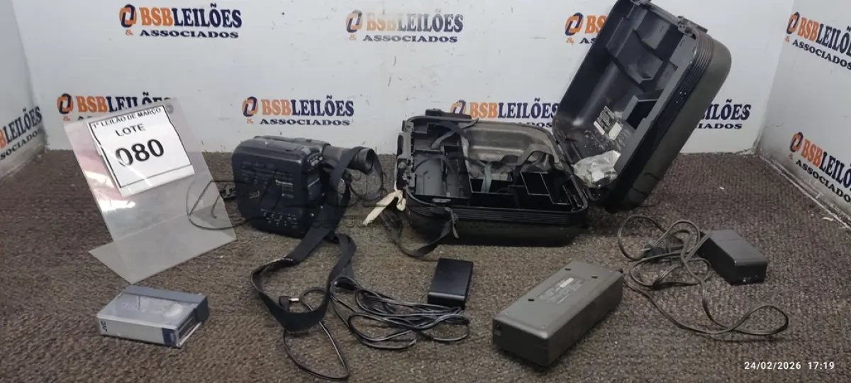 LOTE 080 - 01 FILMADORA VINTAGE MODELO NV-S1  COM CASE E ACESSÓRIOS MARCA PANASONIC. (NO ESTADO) ATENÇÃO! FAZER A VISITAÇÃO ANTES DE ARREMATAR, NÃO SABEMOS SE FUNCIONA, LEILÃO NÃO TEM GARANTIA E NEM DEVOLUÇÃO, SUJEITO A POSSÍVEIS AVARIAS VISÍVEIS/OCULTAS E/OU AUSÊNCIA DE COMPONENTES.