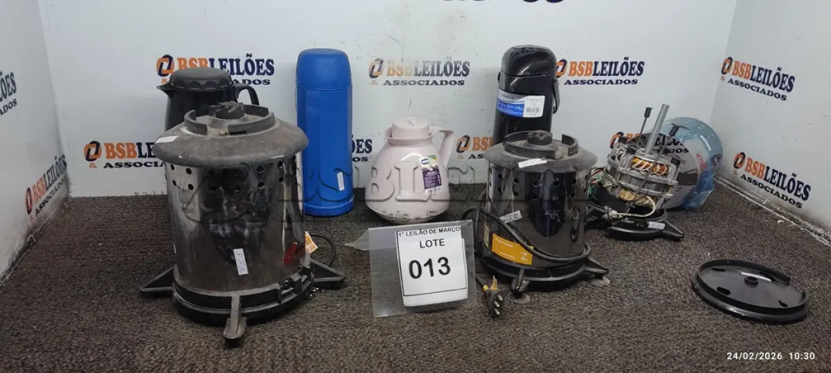 LOTE 013 - 03 BASES DE LIQUIDIFICADOR INDUSTRIAL E 04 GARRAFAS DE CAFÉ O  COM AVARIAS. (NO ESTADO) ATENÇÃO! FAZER A VISITAÇÃO ANTES DE ARREMATAR, NÃO SABEMOS SE FUNCIONA, LEILÃO NÃO TEM GARANTIA E NEM DEVOLUÇÃO, SUJEITO A POSSÍVEIS AVARIAS VISÍVEIS/OCULTAS E/OU AUSÊNCIA DE COMPONENTES.