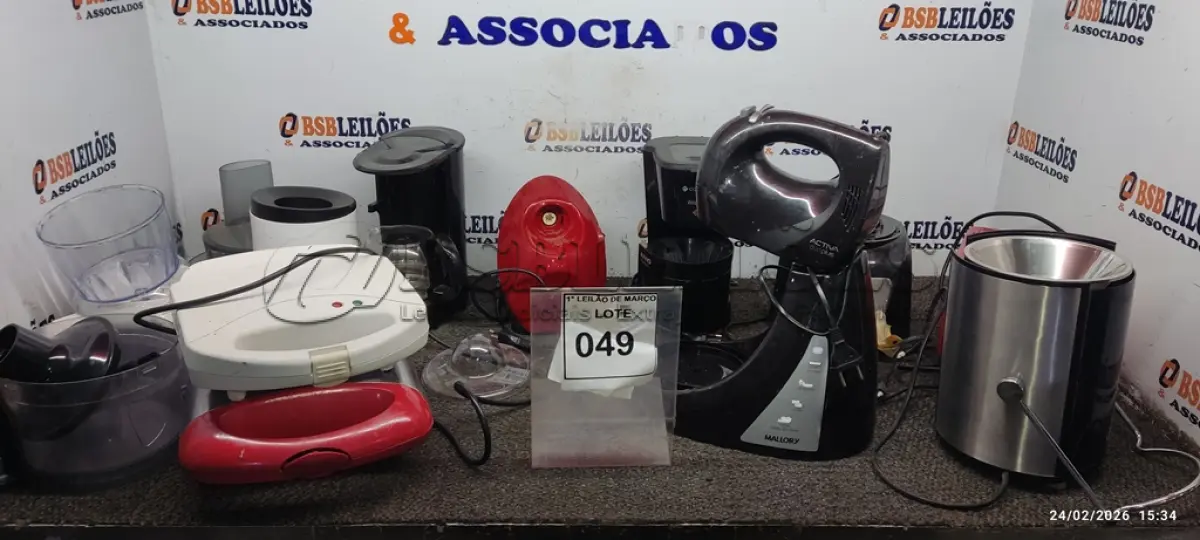 LOTE 049 - 02 SANDUICHEIRAS ELÉTRICAS, 01 TORRADEIRA, 02 CAFETEIRAS, 01 MÁQUINA DE FAZER SUCO, 01 BATEDEIRA INCOMPLETAS E VÁRIOS ACESSÓRIOS DE ELETRODOMÉSTICOS DIVERSOS. (NO ESTADO) ATENÇÃO! FAZER A VISITAÇÃO ANTES DE ARREMATAR, NÃO SABEMOS SE FUNCIONA, LEILÃO NÃO TEM GARANTIA E NEM DEVOLUÇÃO, SUJEITO A POSSÍVEIS AVARIAS VISÍVEIS/OCULTAS E/OU AUSÊNCIA DE COMPONENTES.