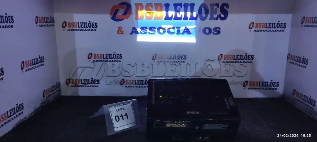 LOTE 011 - 01 PROJETOR MACA EPSON. (NO ESTADO) ATENÇÃO! FAZER A VISITAÇÃO ANTES DE ARREMATAR, NÃO SABEMOS SE FUNCIONA, LEILÃO NÃO TEM GARANTIA E NEM DEVOLUÇÃO, SUJEITO A POSSÍVEIS AVARIAS VISÍVEIS/OCULTAS E/OU AUSÊNCIA DE COMPONENTES.