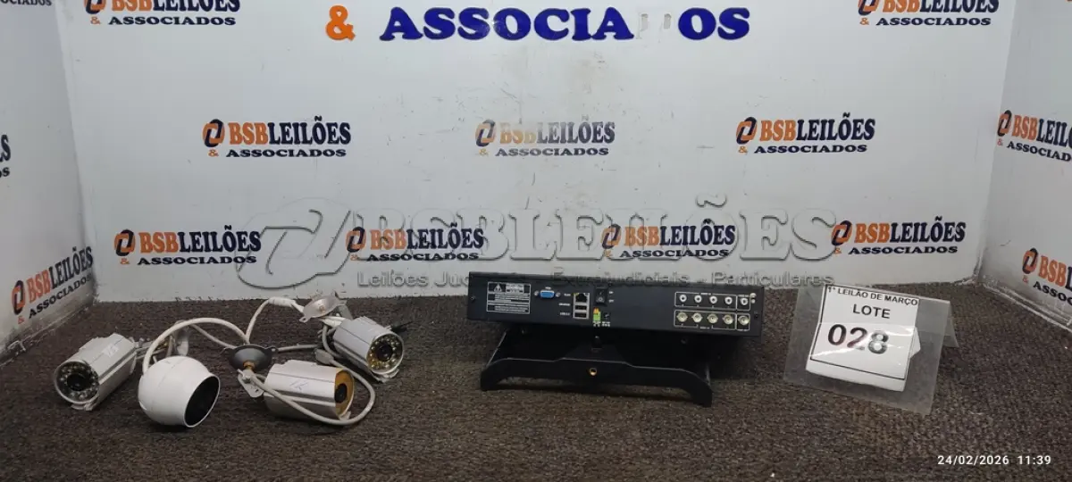 LOTE 028 - 01 DVR MODELO H.264 E 04 CÂMERAS DE MONITORAMENTO DE MODELOS DIVERSOS. (NO ESTADO) ATENÇÃO! FAZER A VISITAÇÃO ANTES DE ARREMATAR, NÃO SABEMOS SE FUNCIONA, LEILÃO NÃO TEM GARANTIA E NEM DEVOLUÇÃO, SUJEITO A POSSÍVEIS AVARIAS VISÍVEIS/OCULTAS E/OU AUSÊNCIA DE COMPONENTES.