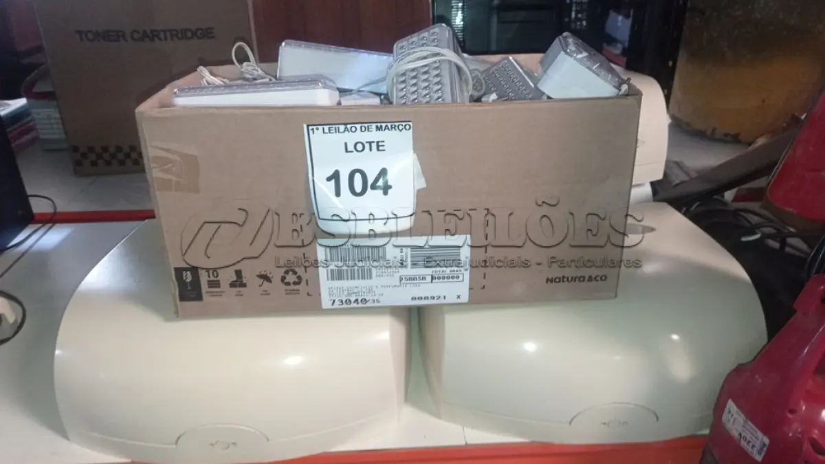 LOTE 104 - 06 DISPENSES DE PAPEL E 01 CAIXA COM VÁRIAS LUMINÁRIAS DE EMERGÊNCIA. (NO ESTADO) ATENÇÃO! FAZER A VISITAÇÃO ANTES DE ARREMATAR, NÃO SABEMOS SE FUNCIONA, LEILÃO NÃO TEM GARANTIA E NEM DEVOLUÇÃO, SUJEITO A POSSÍVEIS AVARIAS VISÍVEIS/OCULTAS E/OU AUSÊNCIA DE COMPONENTES.