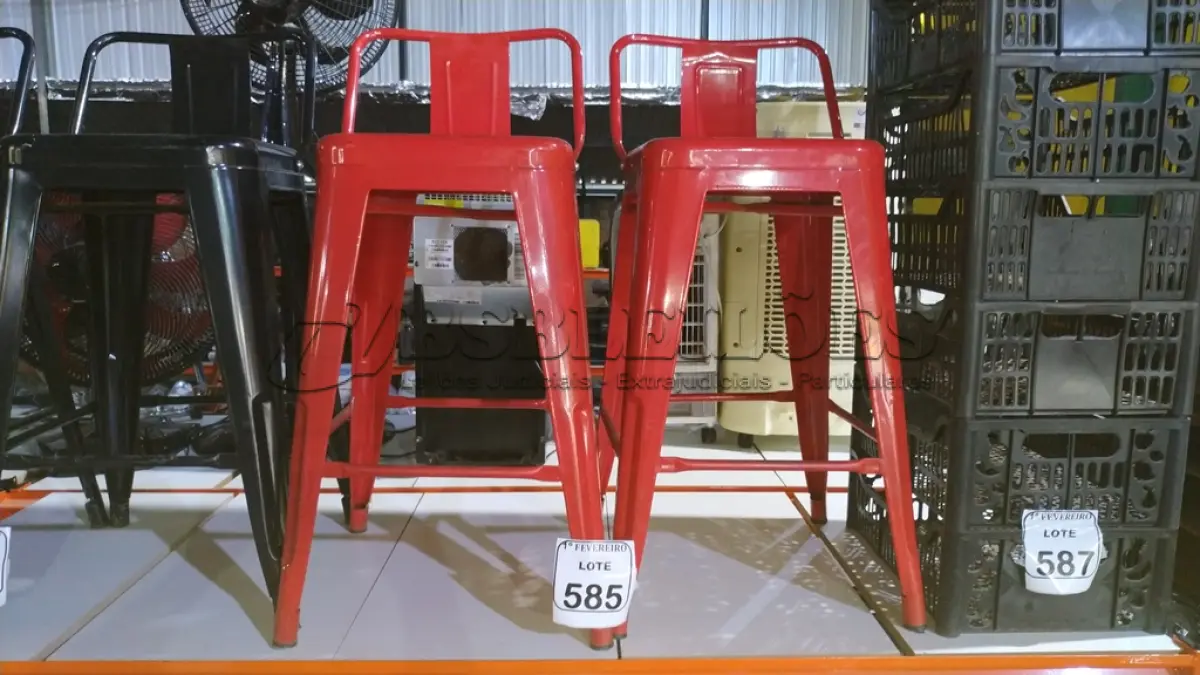 LOTE 585 - 02 BANQUETAS DE FERRO NA COR VERMELHO. (NO ESTADO) ATENÇÃO! FAZER A VISITAÇÃO ANTES DE ARREMATAR, NÃO SABEMOS SE FUNCIONA, LEILÃO NÃO TEM GARANTIA E NEM DEVOLUÇÃO, SUJEITO A POSSÍVEIS AVARIAS VISÍVEIS/OCULTAS E/OU AUSÊNCIA DE COMPONENTES.