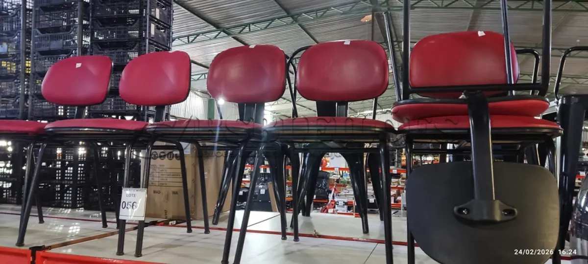 LOTE 056 - 06 CADEIRAS DE PÉS FIXOS NA COR VERMELHA. (NO ESTADO) ATENÇÃO! FAZER A VISITAÇÃO ANTES DE ARREMATAR, NÃO SABEMOS SE FUNCIONA, LEILÃO NÃO TEM GARANTIA E NEM DEVOLUÇÃO, SUJEITO A POSSÍVEIS AVARIAS VISÍVEIS/OCULTAS E/OU AUSÊNCIA DE COMPONENTES.