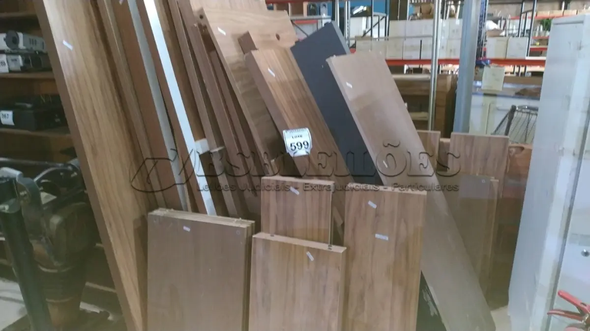LOTE 599 - 01 LOTE COM GRANDE QUANTIDADE DE PEÇAS DE MADEIRA DE MOVEIS DESMONTADOS. (NO ESTADO) ATENÇÃO! FAZER A VISITAÇÃO ANTES DE ARREMATAR, NÃO SABEMOS SE FUNCIONA, LEILÃO NÃO TEM GARANTIA E NEM DEVOLUÇÃO, SUJEITO A POSSÍVEIS AVARIAS VISÍVEIS/OCULTAS E/OU AUSÊNCIA DE COMPONENTES.