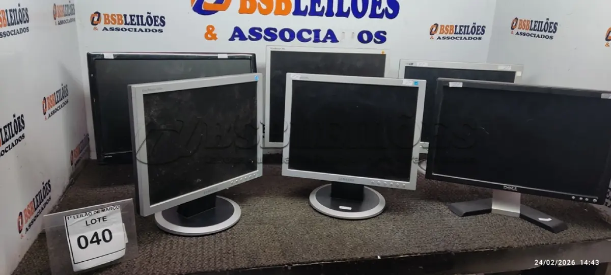 LOTE 040 - 06 MONITORES DE MACAS E MODELOS DIVERSOS. (NO ESTADO) ATENÇÃO! FAZER A VISITAÇÃO ANTES DE ARREMATAR, NÃO SABEMOS SE FUNCIONA, LEILÃO NÃO TEM GARANTIA E NEM DEVOLUÇÃO, SUJEITO A POSSÍVEIS AVARIAS VISÍVEIS/OCULTAS E/OU AUSÊNCIA DE COMPONENTES.