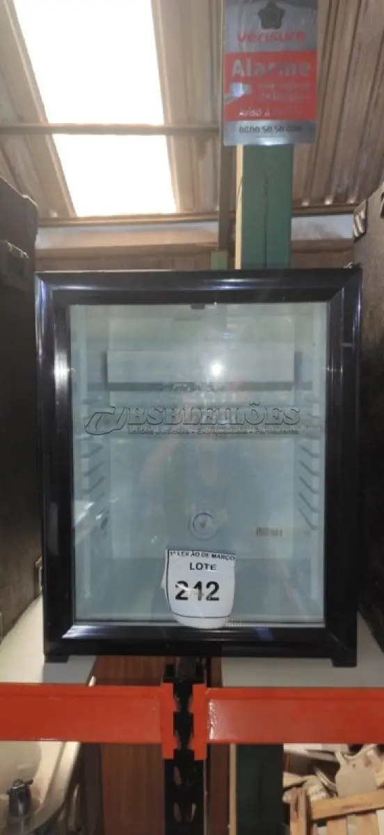 LOTE 242 - 01 FRIGOBAR. (NO ESTADO) ATENÇÃO! FAZER A VISITAÇÃO ANTES DE ARREMATAR, NÃO SABEMOS SE FUNCIONA, LEILÃO NÃO TEM GARANTIA E NEM DEVOLUÇÃO, SUJEITO A POSSÍVEIS AVARIAS VISÍVEIS/OCULTAS E/OU AUSÊNCIA DE COMPONENTES.