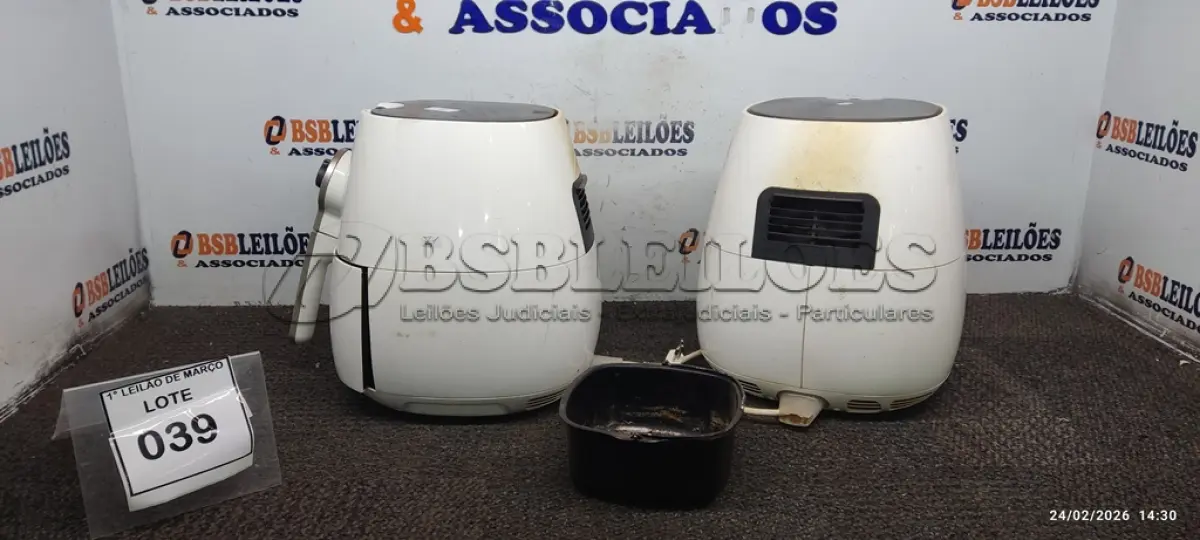 LOTE 039 - 02 AIR FRYER 220V. (NO ESTADO) ATENÇÃO! FAZER A VISITAÇÃO ANTES DE ARREMATAR, NÃO SABEMOS SE FUNCIONA, LEILÃO NÃO TEM GARANTIA E NEM DEVOLUÇÃO, SUJEITO A POSSÍVEIS AVARIAS VISÍVEIS/OCULTAS E/OU AUSÊNCIA DE COMPONENTES.