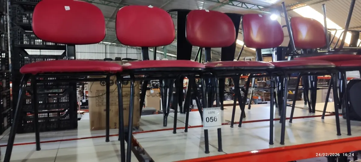 LOTE 056 - 06 CADEIRAS DE PÉS FIXOS NA COR VERMELHA. (NO ESTADO) ATENÇÃO! FAZER A VISITAÇÃO ANTES DE ARREMATAR, NÃO SABEMOS SE FUNCIONA, LEILÃO NÃO TEM GARANTIA E NEM DEVOLUÇÃO, SUJEITO A POSSÍVEIS AVARIAS VISÍVEIS/OCULTAS E/OU AUSÊNCIA DE COMPONENTES.