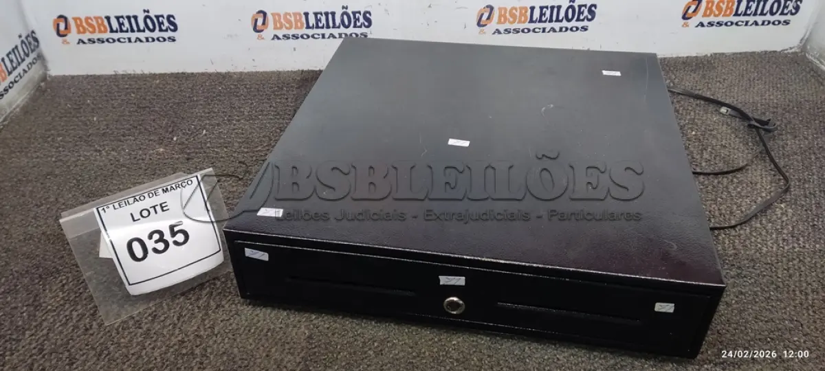 LOTE 035 - 01 GAVETA DE DINHEIRO. (NO ESTADO) ATENÇÃO! FAZER A VISITAÇÃO ANTES DE ARREMATAR, NÃO SABEMOS SE FUNCIONA, LEILÃO NÃO TEM GARANTIA E NEM DEVOLUÇÃO, SUJEITO A POSSÍVEIS AVARIAS VISÍVEIS/OCULTAS E/OU AUSÊNCIA DE COMPONENTES.