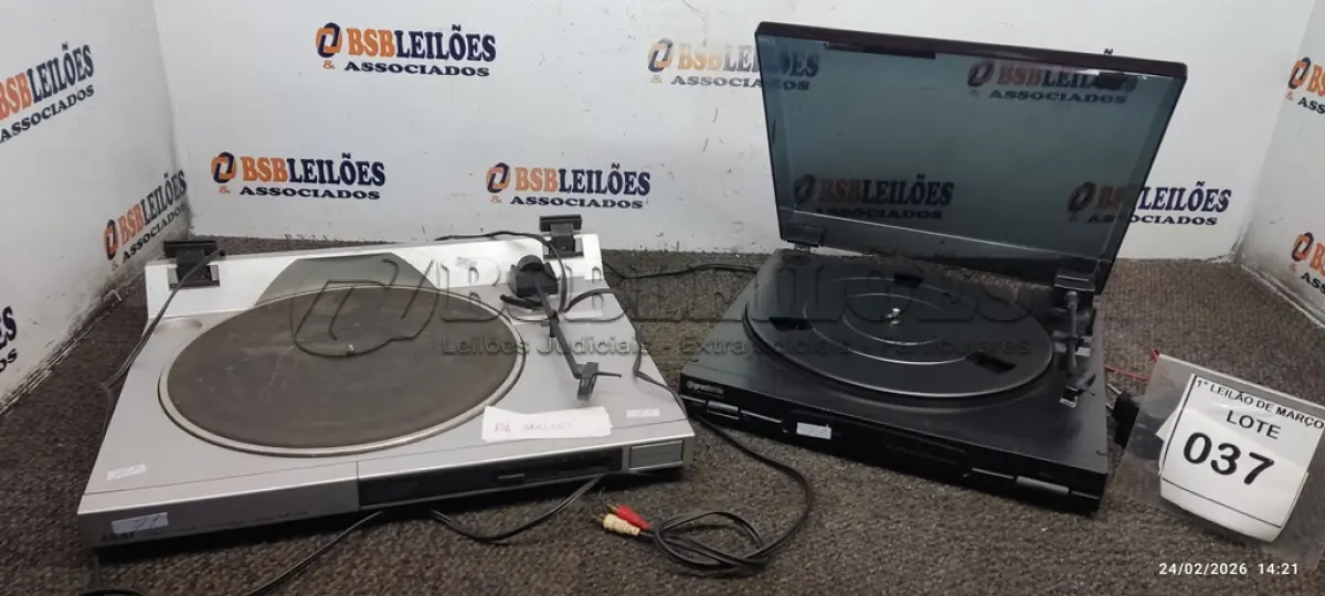LOTE 037 - 01 TOCA DISCOS VINTAGE MODELO AP-A2 MARCA AKAI E 01 TOCA DISCOS MARCA GRADIENTE. (NO ESTADO) ATENÇÃO! FAZER A VISITAÇÃO ANTES DE ARREMATAR, NÃO SABEMOS SE FUNCIONA, LEILÃO NÃO TEM GARANTIA E NEM DEVOLUÇÃO, SUJEITO A POSSÍVEIS AVARIAS VISÍVEIS/OCULTAS E/OU AUSÊNCIA DE COMPONENTES.