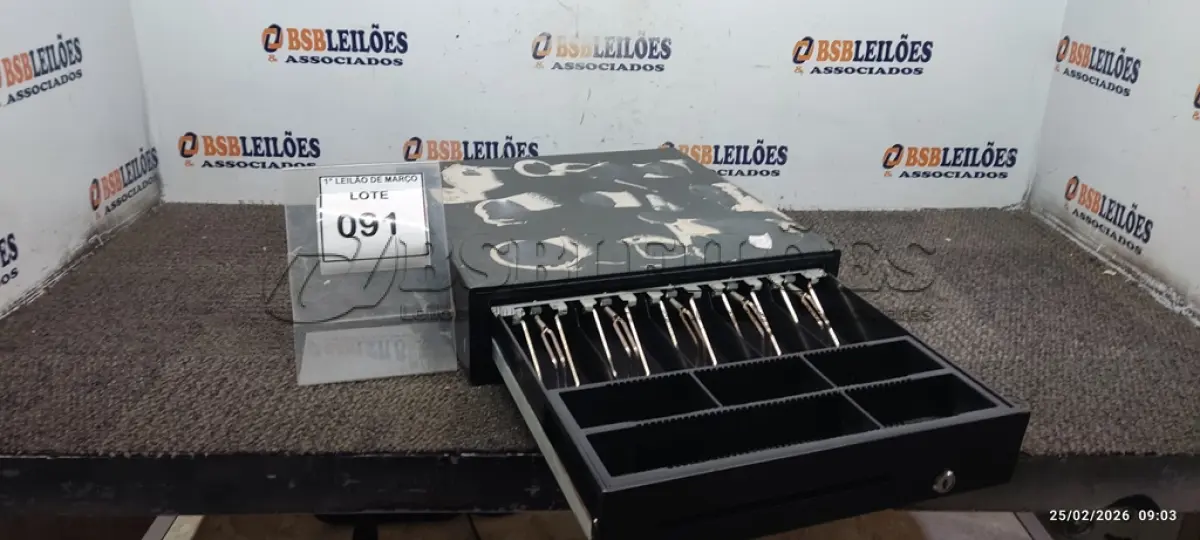 LOTE 091 - 01 GAVETA DE DINHEIRO. (NO ESTADO) ATENÇÃO! FAZER A VISITAÇÃO ANTES DE ARREMATAR, NÃO SABEMOS SE FUNCIONA, LEILÃO NÃO TEM GARANTIA E NEM DEVOLUÇÃO, SUJEITO A POSSÍVEIS AVARIAS VISÍVEIS/OCULTAS E/OU AUSÊNCIA DE COMPONENTES.