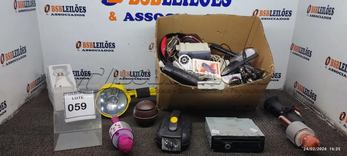 LOTE 059 - 01 CAIXA COM VÁRIAS CAIXINHAS DE SOM, FONES DE OUVIDO, MOUSES, SOM AUTOMOTIVO, WEB CÂMERAS E PERIFÉRICOS DIVERSOS. (NO ESTADO) ATENÇÃO! FAZER A VISITAÇÃO ANTES DE ARREMATAR, NÃO SABEMOS SE FUNCIONA, LEILÃO NÃO TEM GARANTIA E NEM DEVOLUÇÃO, SUJEITO A POSSÍVEIS AVARIAS VISÍVEIS/OCULTAS E/OU AUSÊNCIA DE COMPONENTES.