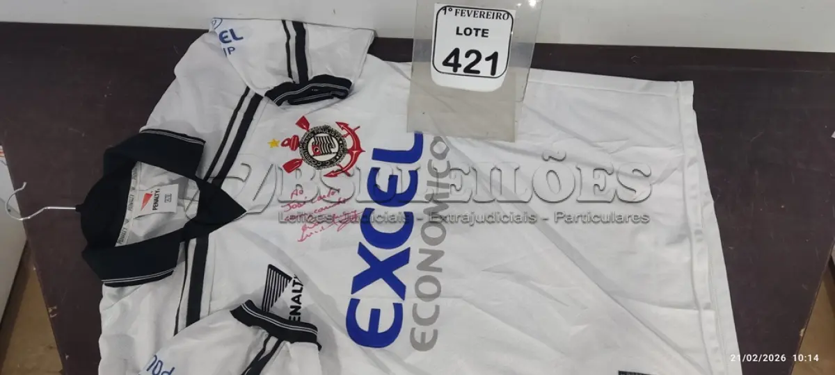 LOTE 421 - 01 CAMISA AUTOGRAFADA DO SPORT CLUB CORINTHIANS PAULISTA. (NO ESTADO) ATENÇÃO! FAZER A VISITAÇÃO ANTES DE ARREMATAR, NÃO SABEMOS SE FUNCIONA, LEILÃO NÃO TEM GARANTIA E NEM DEVOLUÇÃO, SUJEITO A POSSÍVEIS AVARIAS VISÍVEIS/OCULTAS E/OU AUSÊNCIA DE COMPONENTES.