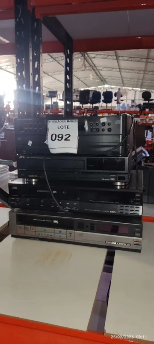 LOTE 092 - 02 APARELHOS DE VÍDEO CASSETE E 01 COMPACT DISC CHANGER MARCA PHILIPS. (NO ESTADO) ATENÇÃO! FAZER A VISITAÇÃO ANTES DE ARREMATAR, NÃO SABEMOS SE FUNCIONA, LEILÃO NÃO TEM GARANTIA E NEM DEVOLUÇÃO, SUJEITO A POSSÍVEIS AVARIAS VISÍVEIS/OCULTAS E/OU AUSÊNCIA DE COMPONENTES.