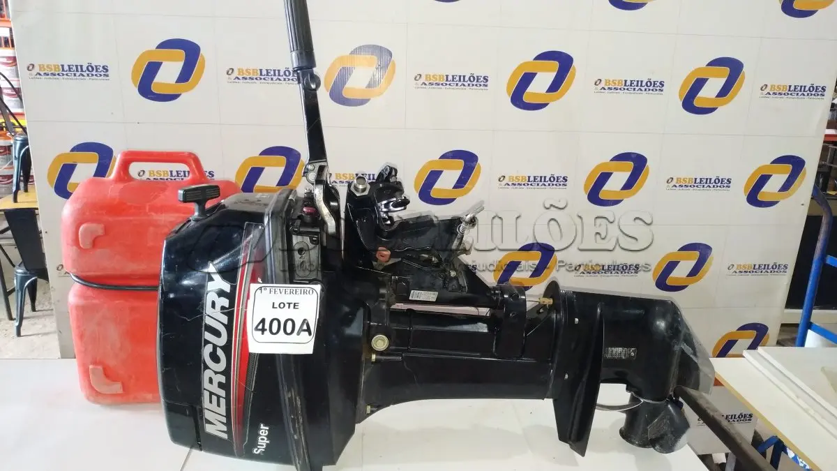 LOTE 400A - 01 MOTOR DE POPA 15 HP, 11.0 KW, 40.8 KG, 90 LB MODELO 1015203EL NÚMERO DE SÉRIE ON403503 MARCA MERCURY01 TANQUE DE GASOLINA PORTATIL DE 25L MARCA QUICKSILVER. ( FUNCIONANDO) (NO ESTADO) ATENÇÃO! FAZER A VISITAÇÃO ANTES DE ARREMATAR,  LEILÃO NÃO TEM GARANTIA.