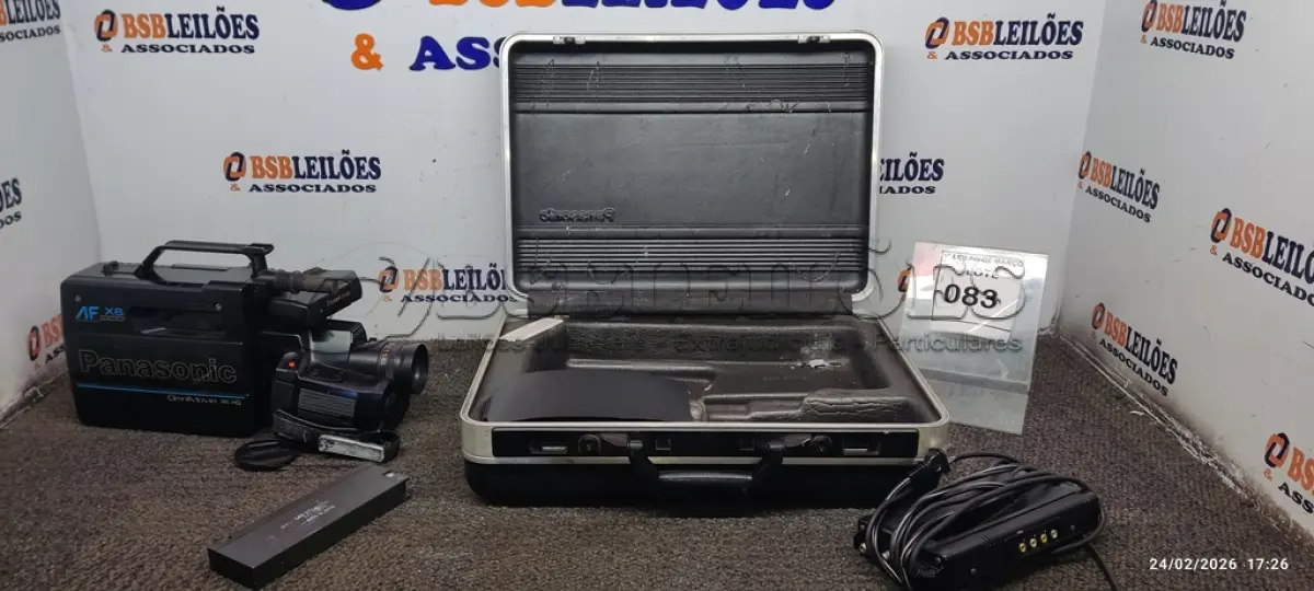 LOTE 083 - 01 FILMADORA MODELO AF 6X CCD OMNIMOVIE COM CASE E ACESSÓRIOS MARCA PANASONIC. (NO ESTADO) ATENÇÃO! FAZER A VISITAÇÃO ANTES DE ARREMATAR, NÃO SABEMOS SE FUNCIONA, LEILÃO NÃO TEM GARANTIA E NEM DEVOLUÇÃO, SUJEITO A POSSÍVEIS AVARIAS VISÍVEIS/OCULTAS E/OU AUSÊNCIA DE COMPONENTES.