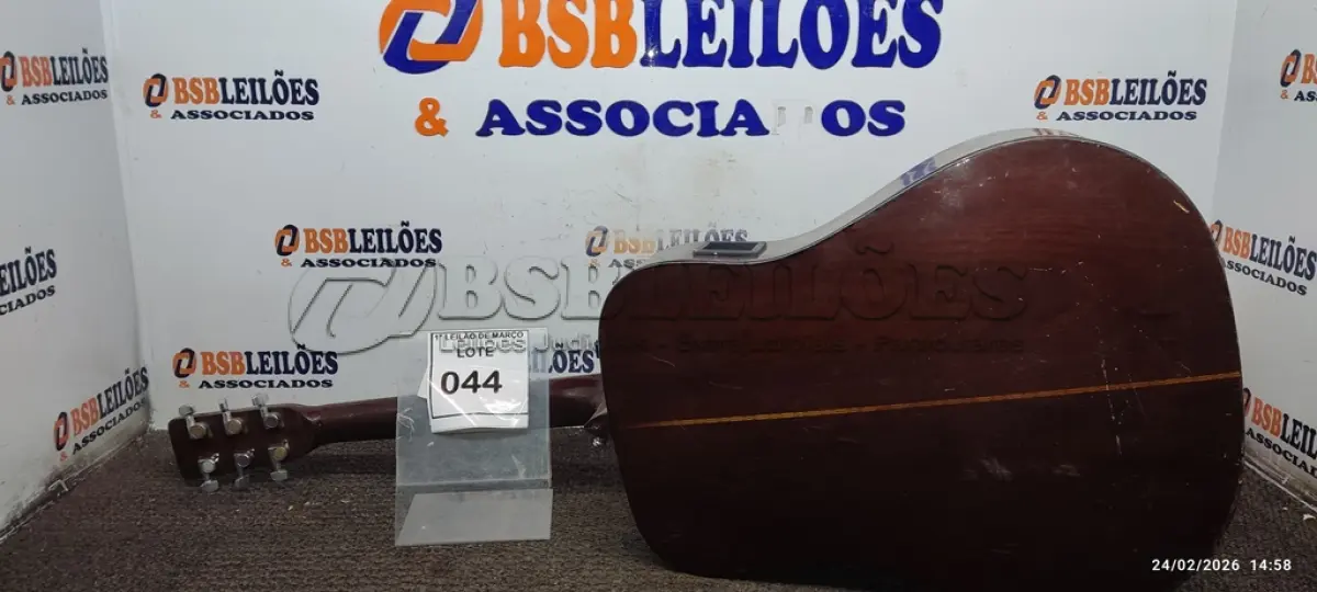 LOTE 044 - 01 VIOLÃO MARCA EL DEGAS. (NO ESTADO) ATENÇÃO! FAZER A VISITAÇÃO ANTES DE ARREMATAR, NÃO SABEMOS SE FUNCIONA, LEILÃO NÃO TEM GARANTIA E NEM DEVOLUÇÃO, SUJEITO A POSSÍVEIS AVARIAS VISÍVEIS/OCULTAS E/OU AUSÊNCIA DE COMPONENTES.