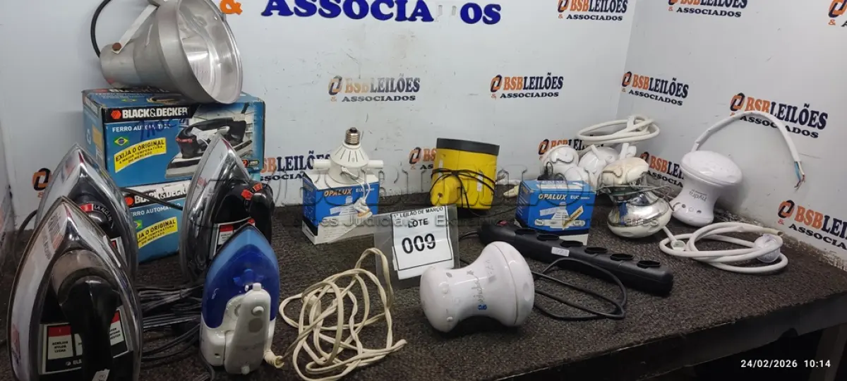 LOTE 009 - 05 CHUVEIROS ELÉTRICOS DE MARCAS DIVERSAS, 04 FERROS DE PASSAR ROUPAS MARCA BLACK DECKER, 02 REATORES ADAPTADOR CIRCULAR, 01 LANTERNA RECARREGÁVEL, 01 LUMINÁRIA DE ALUMÍNIO E RÉGUA ELÉTRICA DE 06 TOMADAS. (NO ESTADO) ATENÇÃO! FAZER A VISITAÇÃO ANTES DE ARREMATAR, NÃO SABEMOS SE FUNCIONA, LEILÃO NÃO TEM GARANTIA E NEM DEVOLUÇÃO, SUJEITO A POSSÍVEIS AVARIAS VISÍVEIS/OCULTAS E/OU AUSÊNCIA DE COMPONENTES.