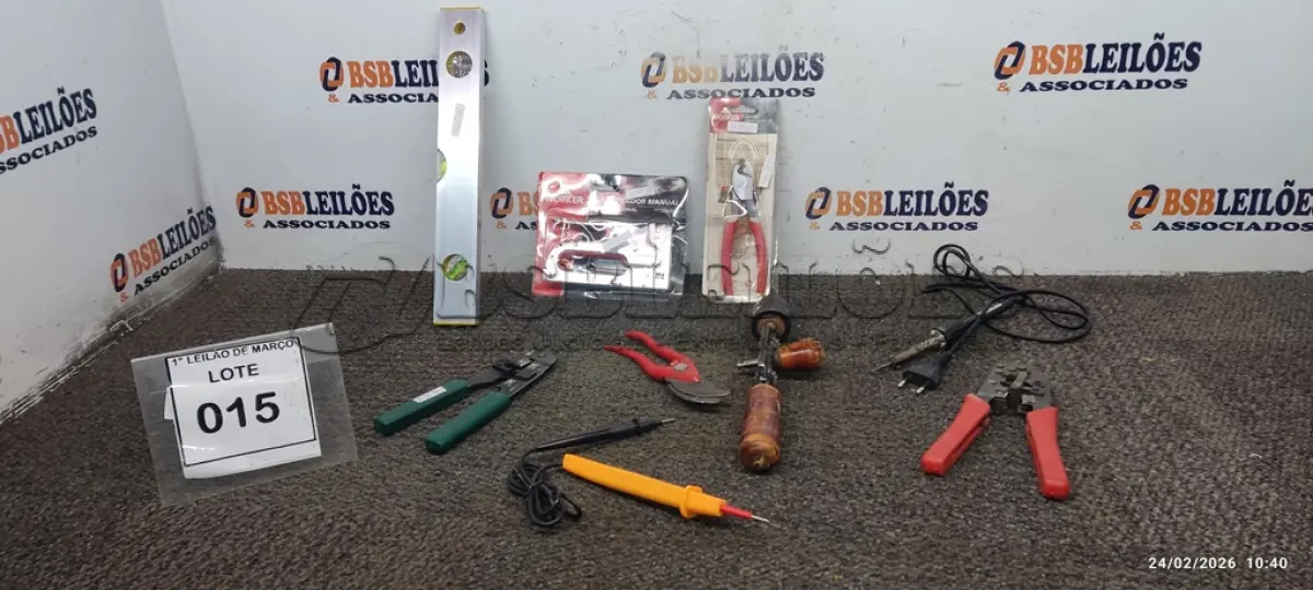 LOTE 015 - 01 FERRO DE SOLDA, 01 GRAMPEADOR MARCA VONDER, 01FURADEIRA DE MÃO, 01 ALICATE DECAPADOR, 01 ALICATE CRIMPADOR, 01 TESTADOR DE TENSÃO, 01 ALICATE CORTA CABOS, 01 ALICA DE JARDIM E 01 NÍVEL DE ALUMINIO. (NO ESTADO) ATENÇÃO! FAZER A VISITAÇÃO ANTES DE ARREMATAR, NÃO SABEMOS SE FUNCIONA, LEILÃO NÃO TEM GARANTIA E NEM DEVOLUÇÃO, SUJEITO A POSSÍVEIS AVARIAS VISÍVEIS/OCULTAS E/OU AUSÊNCIA DE COMPONENTES.