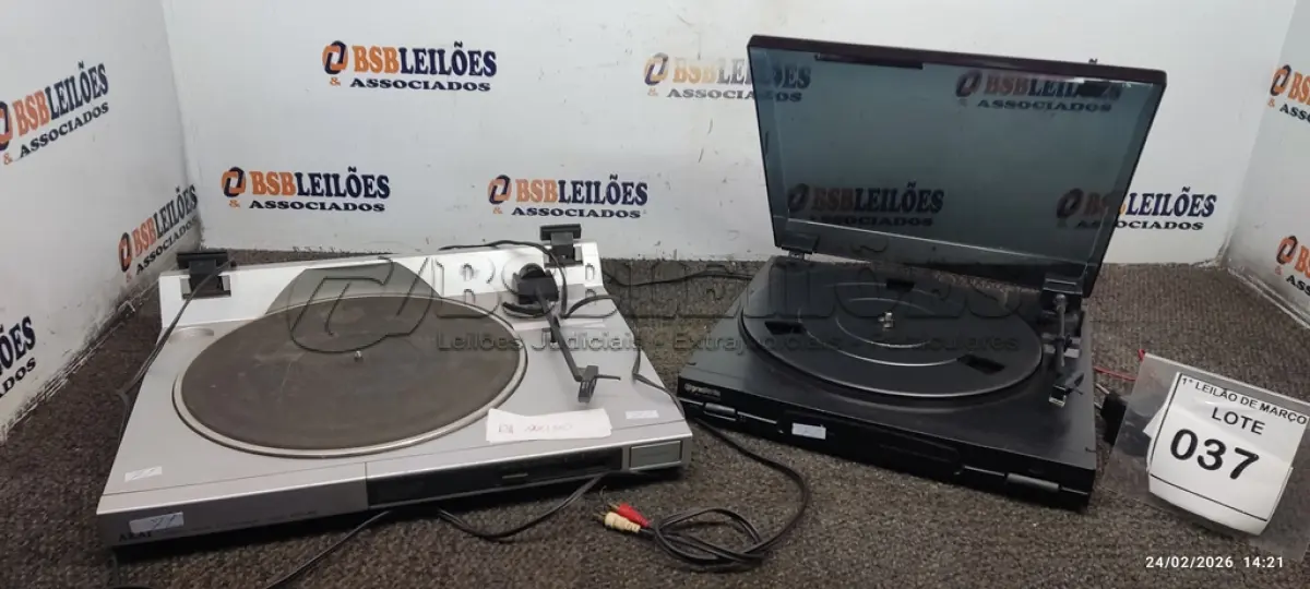 LOTE 037 - 01 TOCA DISCOS VINTAGE MODELO AP-A2 MARCA AKAI E 01 TOCA DISCOS MARCA GRADIENTE. (NO ESTADO) ATENÇÃO! FAZER A VISITAÇÃO ANTES DE ARREMATAR, NÃO SABEMOS SE FUNCIONA, LEILÃO NÃO TEM GARANTIA E NEM DEVOLUÇÃO, SUJEITO A POSSÍVEIS AVARIAS VISÍVEIS/OCULTAS E/OU AUSÊNCIA DE COMPONENTES.