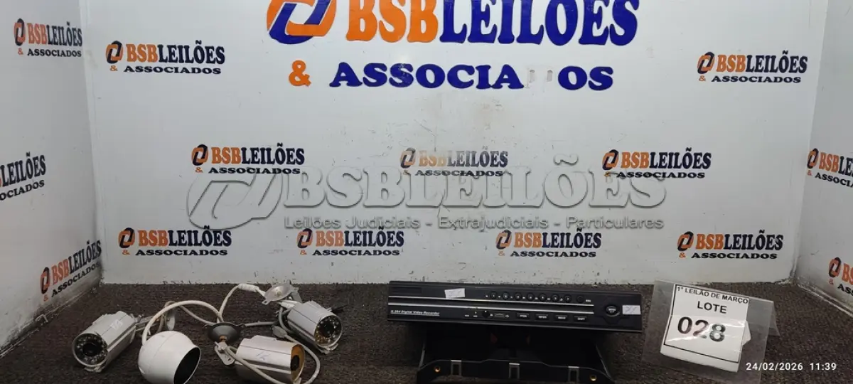 LOTE 028 - 01 DVR MODELO H.264 E 04 CÂMERAS DE MONITORAMENTO DE MODELOS DIVERSOS. (NO ESTADO) ATENÇÃO! FAZER A VISITAÇÃO ANTES DE ARREMATAR, NÃO SABEMOS SE FUNCIONA, LEILÃO NÃO TEM GARANTIA E NEM DEVOLUÇÃO, SUJEITO A POSSÍVEIS AVARIAS VISÍVEIS/OCULTAS E/OU AUSÊNCIA DE COMPONENTES.