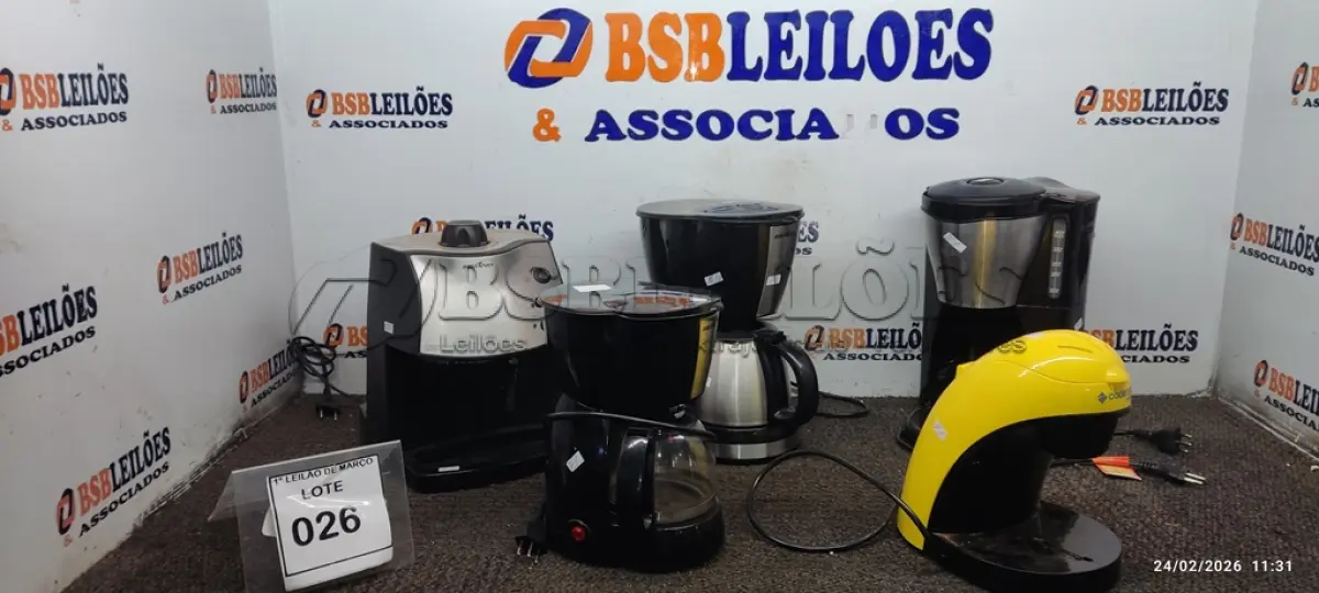 LOTE 026 - 05 CAFETEIRAS DE MARCAS E MODELOS DIVERSOS SENDO 01 127V. (NO ESTADO) ATENÇÃO! FAZER A VISITAÇÃO ANTES DE ARREMATAR, NÃO SABEMOS SE FUNCIONA, LEILÃO NÃO TEM GARANTIA E NEM DEVOLUÇÃO, SUJEITO A POSSÍVEIS AVARIAS VISÍVEIS/OCULTAS E/OU AUSÊNCIA DE COMPONENTES.