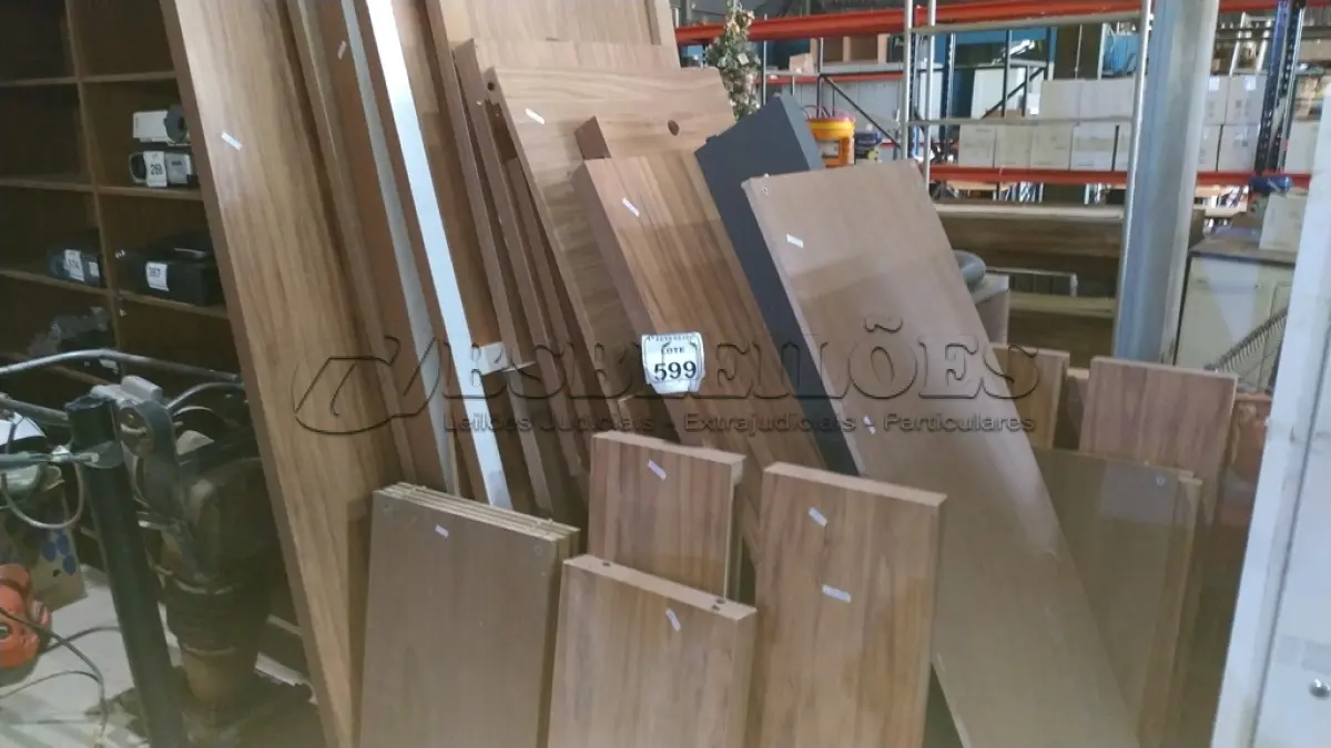 LOTE 599 - 01 LOTE COM GRANDE QUANTIDADE DE PEÇAS DE MADEIRA DE MOVEIS DESMONTADOS. (NO ESTADO) ATENÇÃO! FAZER A VISITAÇÃO ANTES DE ARREMATAR, NÃO SABEMOS SE FUNCIONA, LEILÃO NÃO TEM GARANTIA E NEM DEVOLUÇÃO, SUJEITO A POSSÍVEIS AVARIAS VISÍVEIS/OCULTAS E/OU AUSÊNCIA DE COMPONENTES.