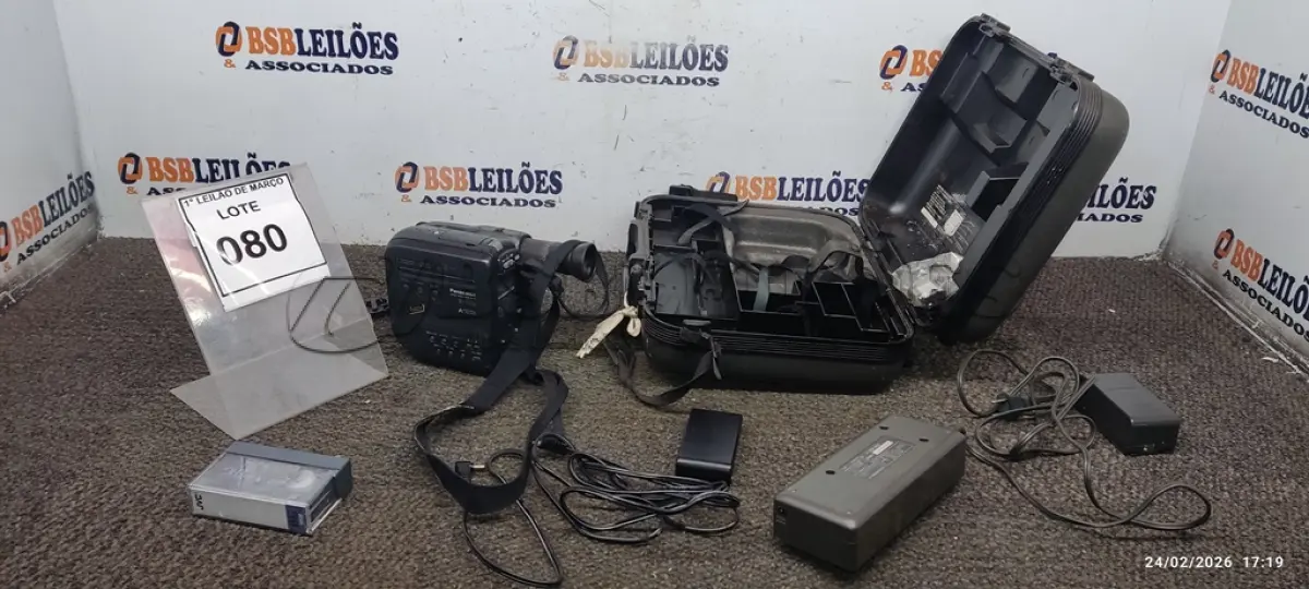 LOTE 080 - 01 FILMADORA VINTAGE MODELO NV-S1  COM CASE E ACESSÓRIOS MARCA PANASONIC. (NO ESTADO) ATENÇÃO! FAZER A VISITAÇÃO ANTES DE ARREMATAR, NÃO SABEMOS SE FUNCIONA, LEILÃO NÃO TEM GARANTIA E NEM DEVOLUÇÃO, SUJEITO A POSSÍVEIS AVARIAS VISÍVEIS/OCULTAS E/OU AUSÊNCIA DE COMPONENTES.