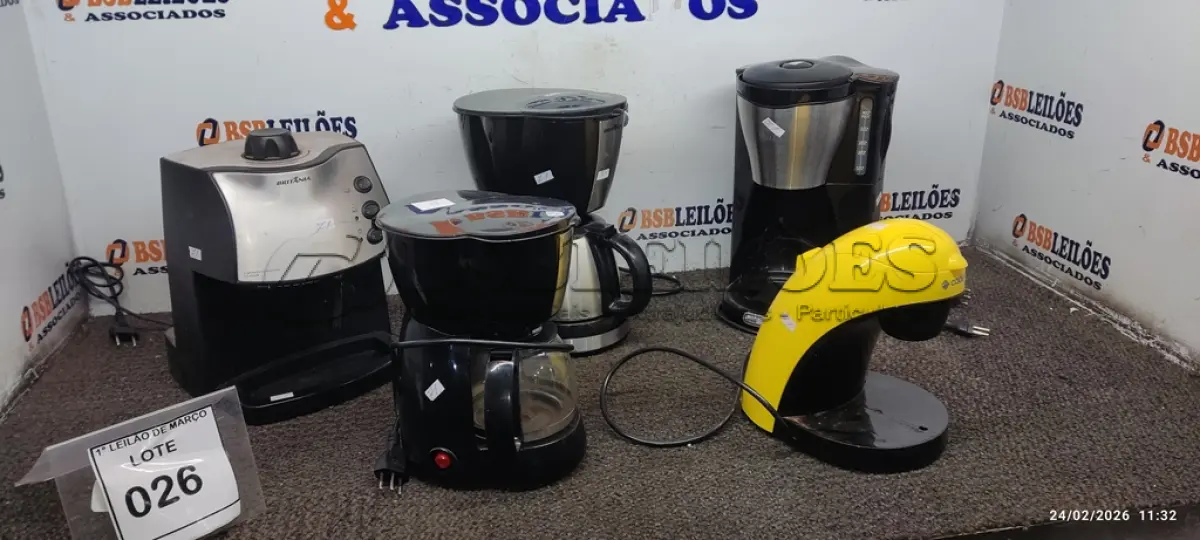 LOTE 026 - 05 CAFETEIRAS DE MARCAS E MODELOS DIVERSOS SENDO 01 127V. (NO ESTADO) ATENÇÃO! FAZER A VISITAÇÃO ANTES DE ARREMATAR, NÃO SABEMOS SE FUNCIONA, LEILÃO NÃO TEM GARANTIA E NEM DEVOLUÇÃO, SUJEITO A POSSÍVEIS AVARIAS VISÍVEIS/OCULTAS E/OU AUSÊNCIA DE COMPONENTES.