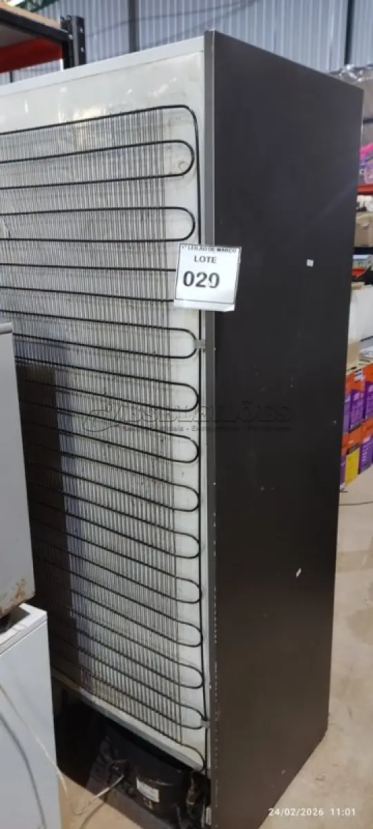 LOTE 020 - 01 GELADEIRA 220V MARCA BOSCH. (NO ESTADO) ATENÇÃO! FAZER A VISITAÇÃO ANTES DE ARREMATAR, NÃO SABEMOS SE FUNCIONA, LEILÃO NÃO TEM GARANTIA E NEM DEVOLUÇÃO, SUJEITO A POSSÍVEIS AVARIAS VISÍVEIS/OCULTAS E/OU AUSÊNCIA DE COMPONENTES.