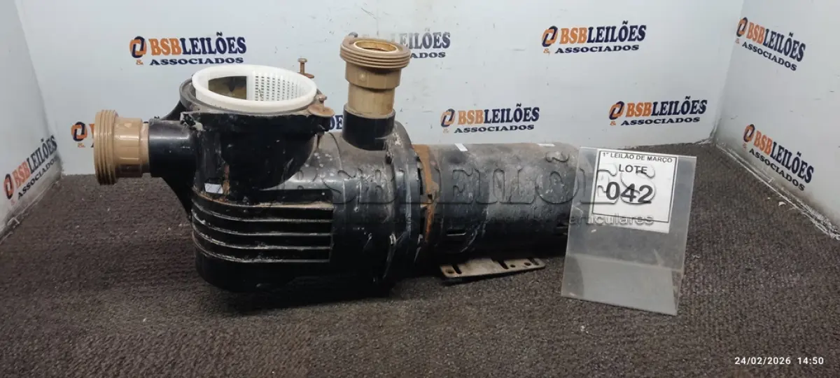 LOTE 042 - 01 BOMBA COM PRÉ-FILTRO PARA PISCINA. (NO ESTADO) ATENÇÃO! FAZER A VISITAÇÃO ANTES DE ARREMATAR, NÃO SABEMOS SE FUNCIONA, LEILÃO NÃO TEM GARANTIA E NEM DEVOLUÇÃO, SUJEITO A POSSÍVEIS AVARIAS VISÍVEIS/OCULTAS E/OU AUSÊNCIA DE COMPONENTES.