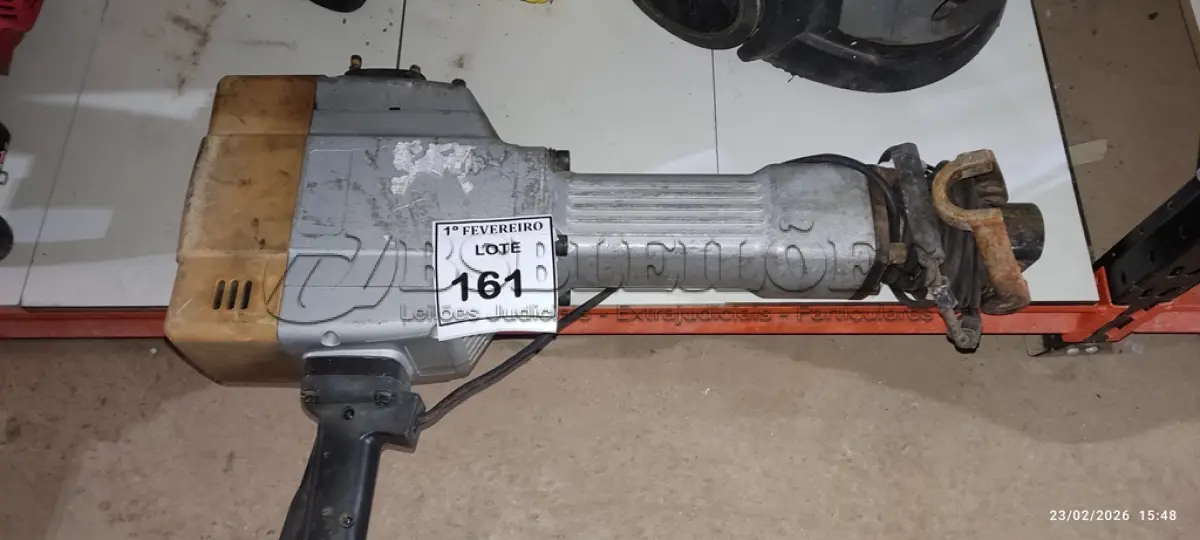 LOTE 161 - 01 MARTELO DEMOLIDOR 220V. (NO ESTADO) ATENÇÃO! FAZER A VISITAÇÃO ANTES DE ARREMATAR, NÃO SABEMOS SE FUNCIONA, LEILÃO NÃO TEM GARANTIA E NEM DEVOLUÇÃO, SUJEITO A POSSÍVEIS AVARIAS VISÍVEIS/OCULTAS E/OU AUSÊNCIA DE COMPONENTES.
