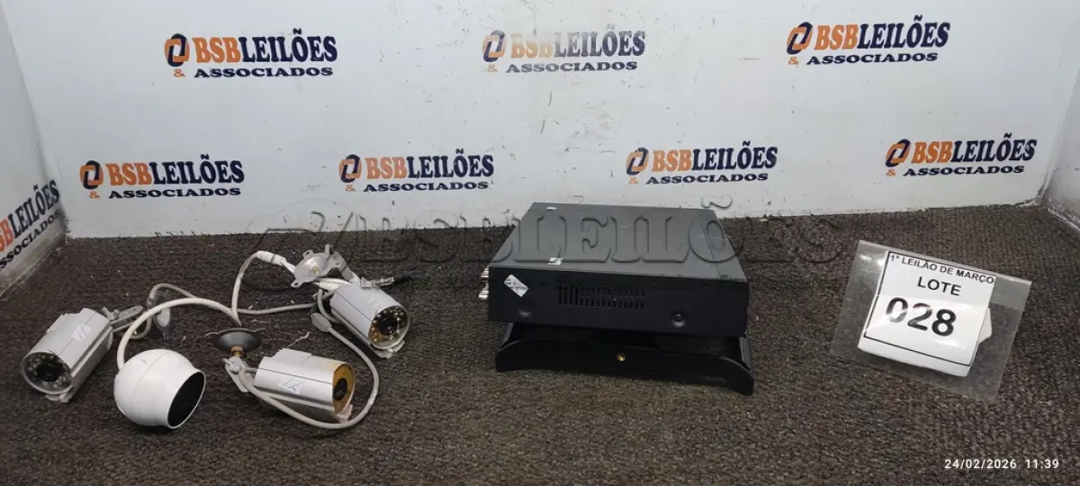 LOTE 028 - 01 DVR MODELO H.264 E 04 CÂMERAS DE MONITORAMENTO DE MODELOS DIVERSOS. (NO ESTADO) ATENÇÃO! FAZER A VISITAÇÃO ANTES DE ARREMATAR, NÃO SABEMOS SE FUNCIONA, LEILÃO NÃO TEM GARANTIA E NEM DEVOLUÇÃO, SUJEITO A POSSÍVEIS AVARIAS VISÍVEIS/OCULTAS E/OU AUSÊNCIA DE COMPONENTES.