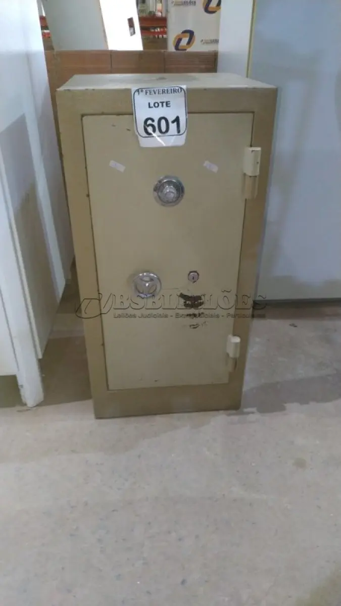 LOTE 601 - 01 COFRE. (NO ESTADO) ATENÇÃO! FAZER A VISITAÇÃO ANTES DE ARREMATAR, NÃO SABEMOS SE FUNCIONA, LEILÃO NÃO TEM GARANTIA E NEM DEVOLUÇÃO, SUJEITO A POSSÍVEIS AVARIAS VISÍVEIS/OCULTAS E/OU AUSÊNCIA DE COMPONENTES.