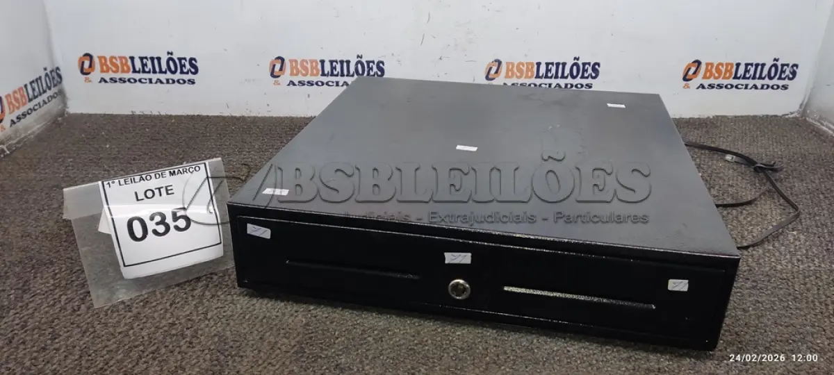 LOTE 035 - 01 GAVETA DE DINHEIRO. (NO ESTADO) ATENÇÃO! FAZER A VISITAÇÃO ANTES DE ARREMATAR, NÃO SABEMOS SE FUNCIONA, LEILÃO NÃO TEM GARANTIA E NEM DEVOLUÇÃO, SUJEITO A POSSÍVEIS AVARIAS VISÍVEIS/OCULTAS E/OU AUSÊNCIA DE COMPONENTES.
