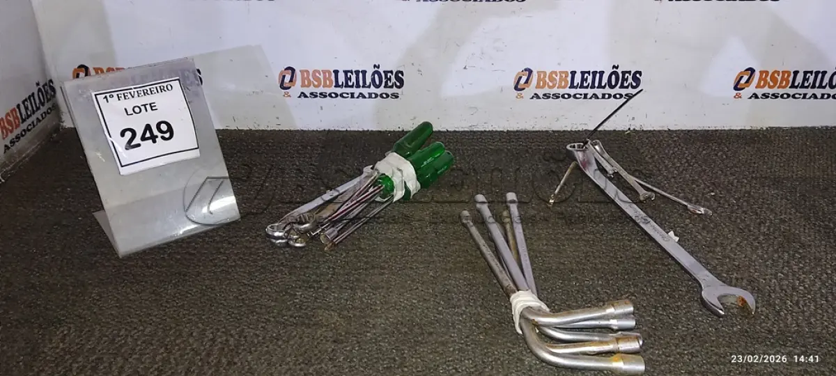 LOTE 249 - 01 LOTE COM VÁRIAS CHAVES TAMANHOS E MEDIDAS DIVERSAS MARCAS GEDORE E BELZER. (NO ESTADO) ATENÇÃO! FAZER A VISITAÇÃO ANTES DE ARREMATAR, NÃO SABEMOS SE FUNCIONA, LEILÃO NÃO TEM GARANTIA E NEM DEVOLUÇÃO, SUJEITO A POSSÍVEIS AVARIAS VISÍVEIS/OCULTAS E/OU AUSÊNCIA DE COMPONENTES.